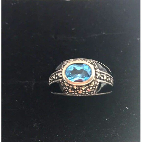Beautiful Blue Topaz and Black Onyx Ring set in Sterling Silver - Picture 2 of 6